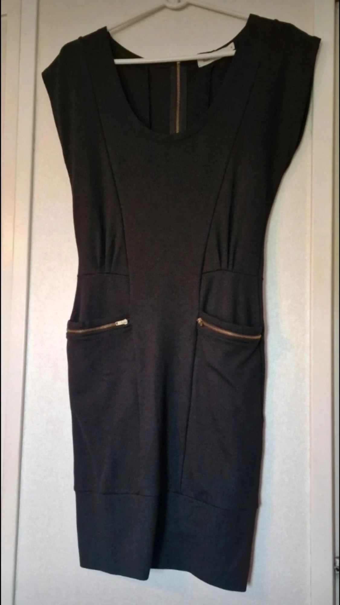 Svart kort klänning med dragkedja