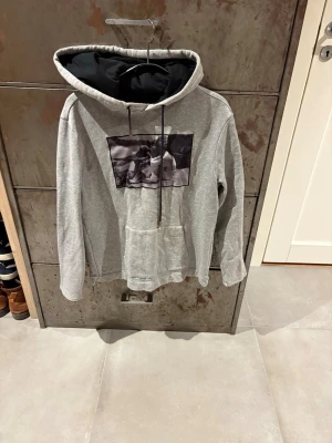 Limitato hoodie  - Säljer nu min limitato hoddie. Tröjan har några märken på armarna men i helhet är tröjan väldigt snygg med trycket på bröstet.