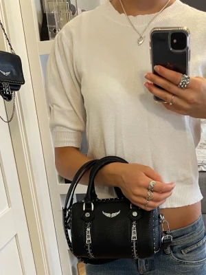 Vit croppad tröja  - Vit stickad croppad tröja från Misslisibell x NA-KD i storlek XS.