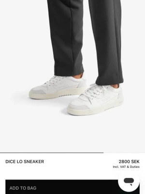 Axel Arigato Dice Lo Sneakers vita - Säljer ett par Dice Lo sneakers från Axel Arigato i vitt och offwhite.