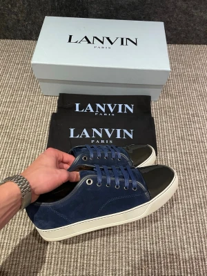 Lanvin skor(nya) - December REA! Hej, säljer nu dessa svin snygga lanvin skor. Skorna är i nytt skick! Testade en gång. Begränsat antal boxar och dustbag. Hör av dig vid frågor. 