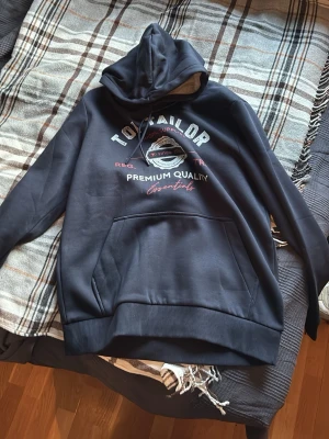 Tom tailor hoodie - Säljer denna väldigt snygga Tom tailor hoodien, helt ny med prislapp. Perfekt för dig som gillar avslappnad stil. Har aldrig använt den. Den är i storlek L men kan passa M. Hör av dig vid funderingar. 
