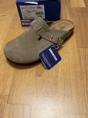 Birkenstock Boston Taupe  strl 41 - Väldigt snygga birkenstock tofflor i modellen Boston, och i den populära färgen taupe!  storlek 41, skriv vid frågor🤩