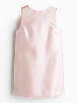 Rosa kort klänning med rosett - Säljer min ljusrosa klänning från H&M. Helt oanvänd med lappen på. Säljer pga att den inte passar mig. Gullig klänning i ett glansigt material, rak modell, med rundad halslinje och en v-öppning i ryggen med en dekorativ rosett!🎀 Nypris 149 kr