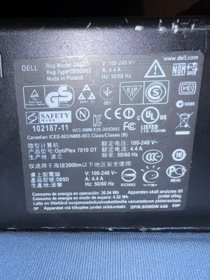 Dell OptiPlex 7010 DT - Dell OptiPlex 7010 DT stationär dator med Intel Core i5, flera USB-portar och ljudutgångar. Märkbart yttre slitage och repor på chassit, samt färgskador. Perfekt för kontor eller enklare hemanvändning. Windows-märke synligt på fronten.