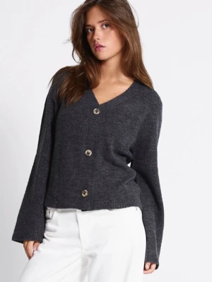 Mörkgrå kofta från 157  - Mysig mörkgrå kofta från 157 med v-ringning och tre stora knappar framtill. Koftan är stickad, har lång ärm och en lite croppad passform. Perfekt att slänga på sig över en t-shirt eller linne. Oanvänd!!