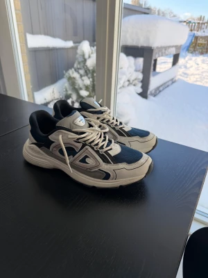 Blå vita skor. - Säljer ett par feta b30 skor som är i mycket bra skick, då dem är typ nya 