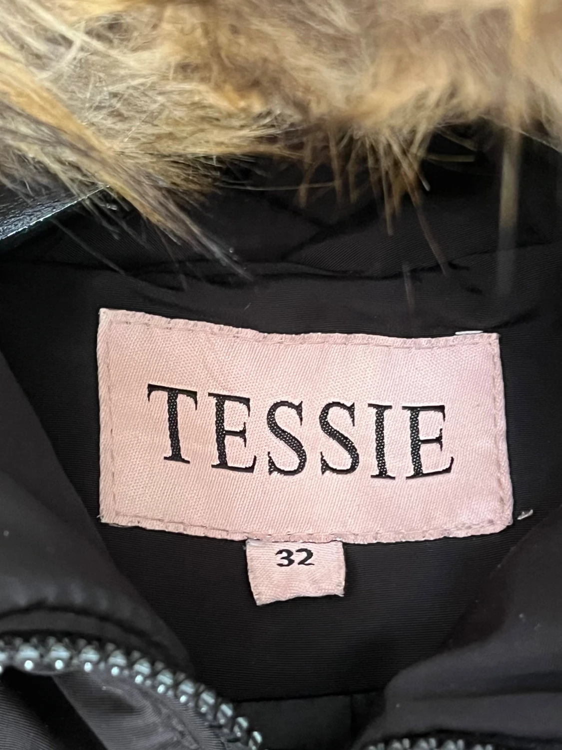 Svart jacka med fuskpäls luva från Tessie - 3