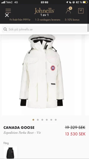 Vit Expedition Parka från Canada Goose - Säljer en sjukt snygg vit Expedition Parka från Canada Goose. Jackan har huva med pälskrage, stora fickor och svarta muddar vid ärmslut. Perfekt för kalla dagar. Nypris 19.300