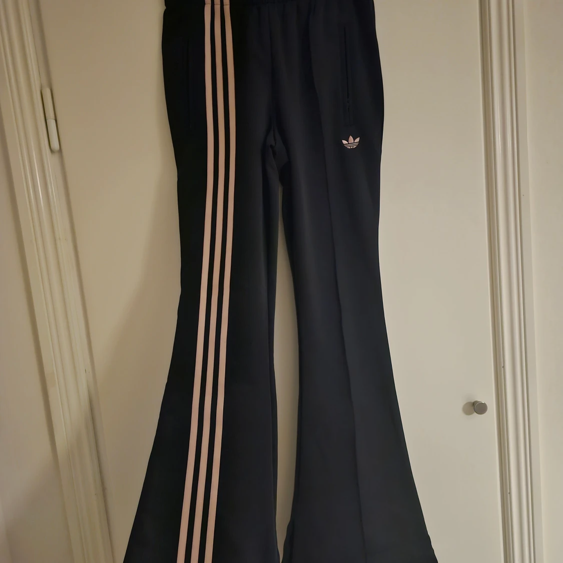 Svarta bootcut byxor från Adidas XS