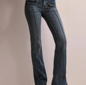 Nelly jeans - Populära Nelly jeans i st S💞inte använda mycket men har tyvärr fått lite slitning längst ner ( se sista bilderna ), nypris är 699 kr