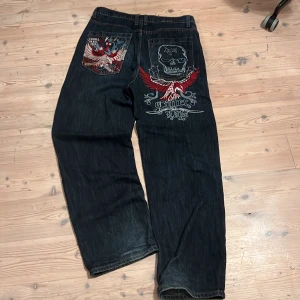 Snygga y2k jeans - Sjyssta jeans från 2000 talet 🚁🤞 knappt använda 🧙‍♀️🧙‍♀️hör av er om ni undrar något eller vill ha mer bilder 🔥🔥😁 lägg bud eller tryck på köp nu 💸💸💰 priset är inte hugget i sten 🙏
