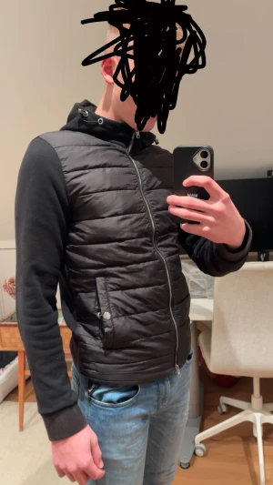 Cardigan/hybridjacka från H&M - Köpt i New York, sällsynt cardigan från H&M. Storleken är XS men jag är 182 cm och den är lite för liten för mig.