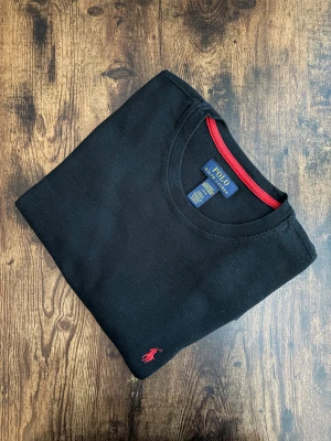 Polo Ralph Lauren Tröja - Polo Ralph Lauren-tröja i mycket bra skick. Klassisk old money-look med tidlös passform och hög kvalitet. Äkta Polo Ralph Lauren, välvårdad.