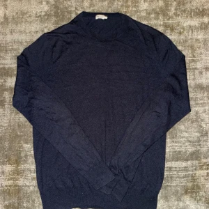 Filippa K kashmir  - Mörkblå Kashmir långärmad från Filippa K. Använd några gånger men inga skador, mycket bra skick. Tröjan är mycket mjuk och bekväm mot huden med bra passform.   Säljs ny för 1200kr.