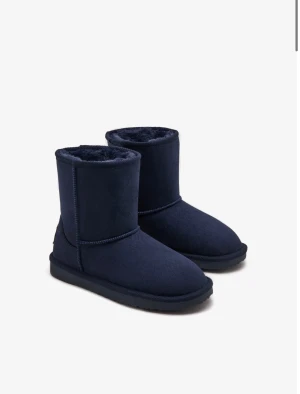 Mörkblå boots i mocka med pälsfoder - Säljer ett par mörkblå boots med rund tå och platt sula. Utsidan är i mjuk mocka och insidan har fluffigt pälsfoder som håller fötterna varma. Skorna är vattenavvisande och har en enkel, stilren design som passar perfekt till kalla dagar. Skorna är nya.❄️🩷💙