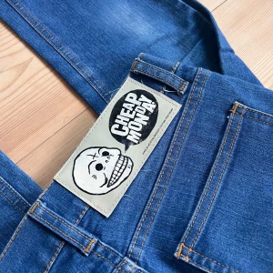 Blå Cheap Monday skinny jeans - Klassiska blå jeans från svenska märket Cheap Monday med original-logga bak. Modellen är skinny/ smal passform och normal/låg midja. Material i stretchigt denim, otroligt mjuk och skön passform. Sparsamt använda sedan inköp när märket var ganska nytt. Mycket välbevarade, bra kvalitet. 