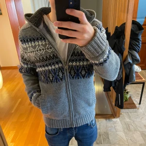 Fodrad archive hoodie - Väldigt fet och eftertraktad fodrad stickad hoodie | Storlek S | bra skick förutom en fläck vid bild 4 som knappts syns vid användning | Skriv vid funderingar och skicka gärna bud!⭐️