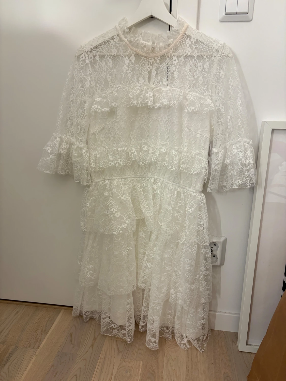 Vit spetsklänning med volanger