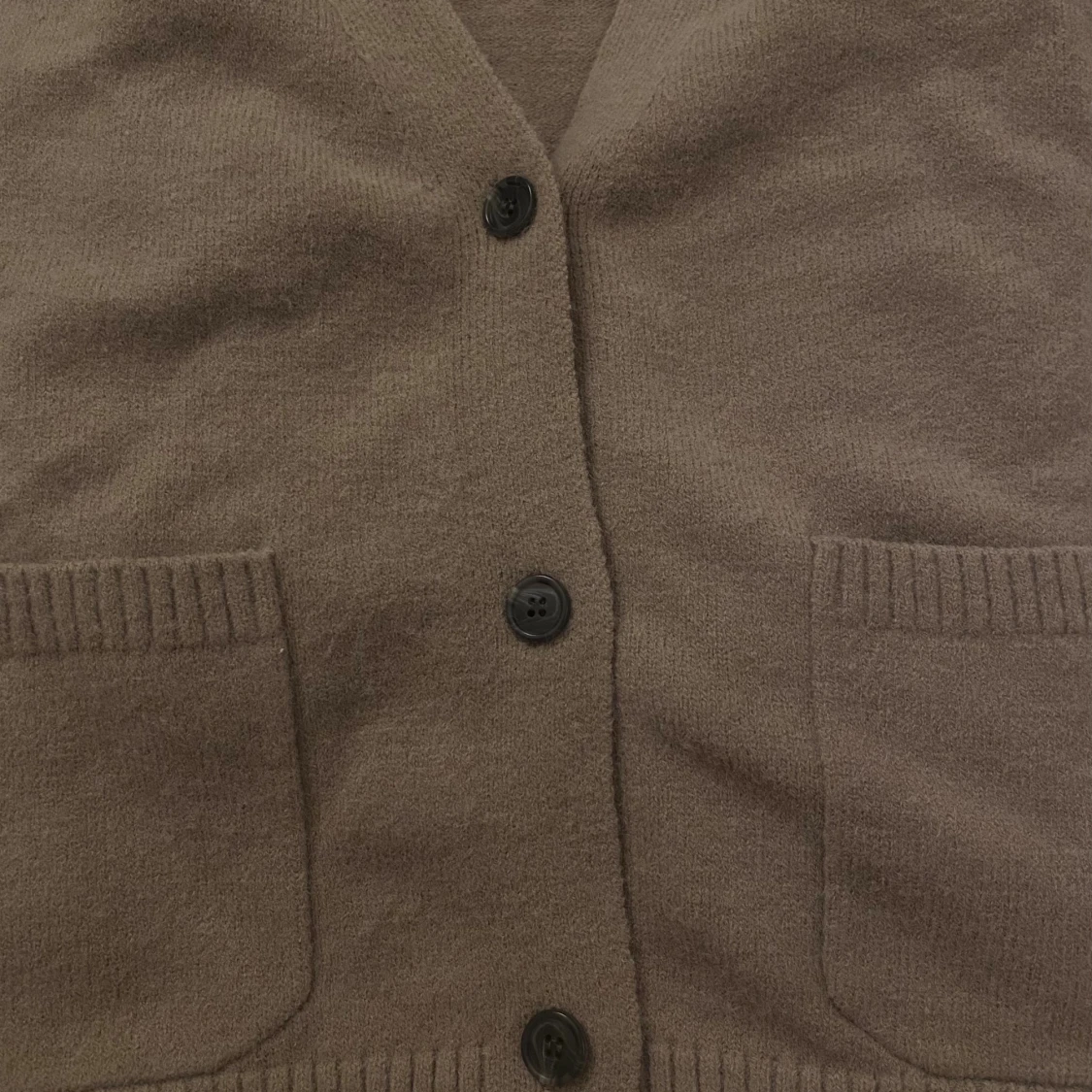 Beige stickad kofta med knappar