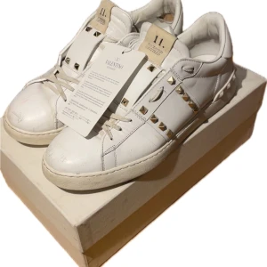 Valentino Rockstud  - Ett par riktigt schyssta valentino skor! Mycket kvar från köp som extra nit och skruv, skosnören och det som syns på bilden! Allt medföljer vid köp. Nypris runt 8000 kr