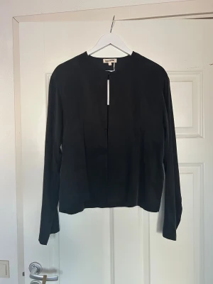 Djerf Avenue Dream Cardigan Ash - Djerf Avenue Dream Cardigan Ash i storlek S. Oanvänd. Nypris: 1350kr. Skulle säga att den även passar M då den är oversized. Kan tänka mig att gå ner i pris. Material: 70% Kupro 30% Bomull