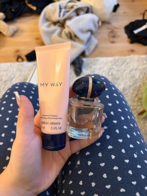 My Way parfym och lotion - Snyggt set med My Way parfym och återfuktande body lotion från Giorgio Armani. Lotionen är 75 ml (2.5 FL OZ). Perfekt för dig som vill ha en fräsch och modern känsla i vardagen.
