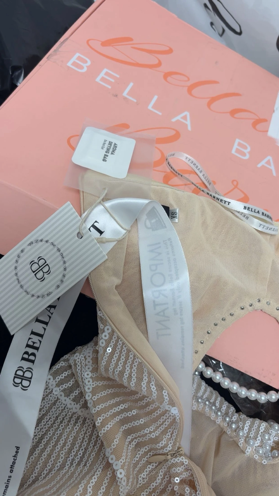 Beige pärlprydd långklänning från Bellabarnett  - 5