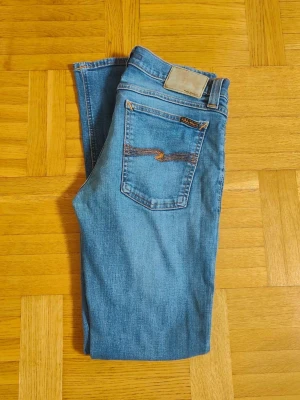 Nudie Jeans - Nudie Jeans för män i storlek W31 / L32. Jeansen är nyskick och har inga skador eller slitningar. Modellen är Tight Long John, tillverkade i Italien. Hör av vid intresse/frågor. PRIS KAN DISKUTERAS!