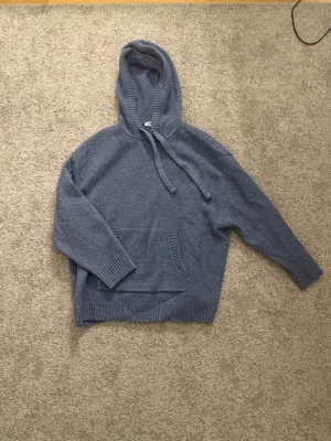 Blå stickad hoodie från Zara - Mysig blå hoodie från Zara som inte kommer till andvändning längre😊