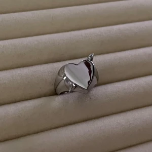 Heart Ring - Aldrig använd, silverpläterad och tillverkad i rostfritt stål. Om du har fler frågor, tveka inte att höra av dig 🤗