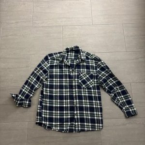 Flanellskjorta - Flanellskjorta i storlek S. Något oversized och boxing fit!