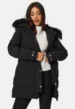 Hollies Subway - Svart dunjacka från Hollies med fluffig svart fuskpäls, långa ärmar och snygga detaljer som dragkedja och knappar. Köpt på Bubbleroom för 3000 kr. 