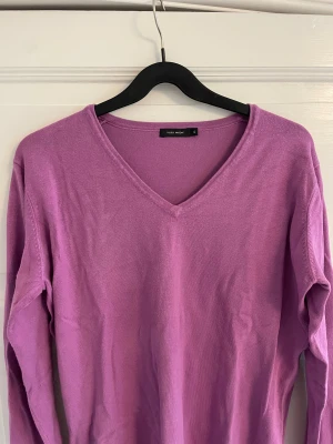 Lila tröja - Jättefin och superskön tröja! Strl XL men passar S-XL beroende på önskad passform! Kontakta mig gärna för fler bilder! 💗