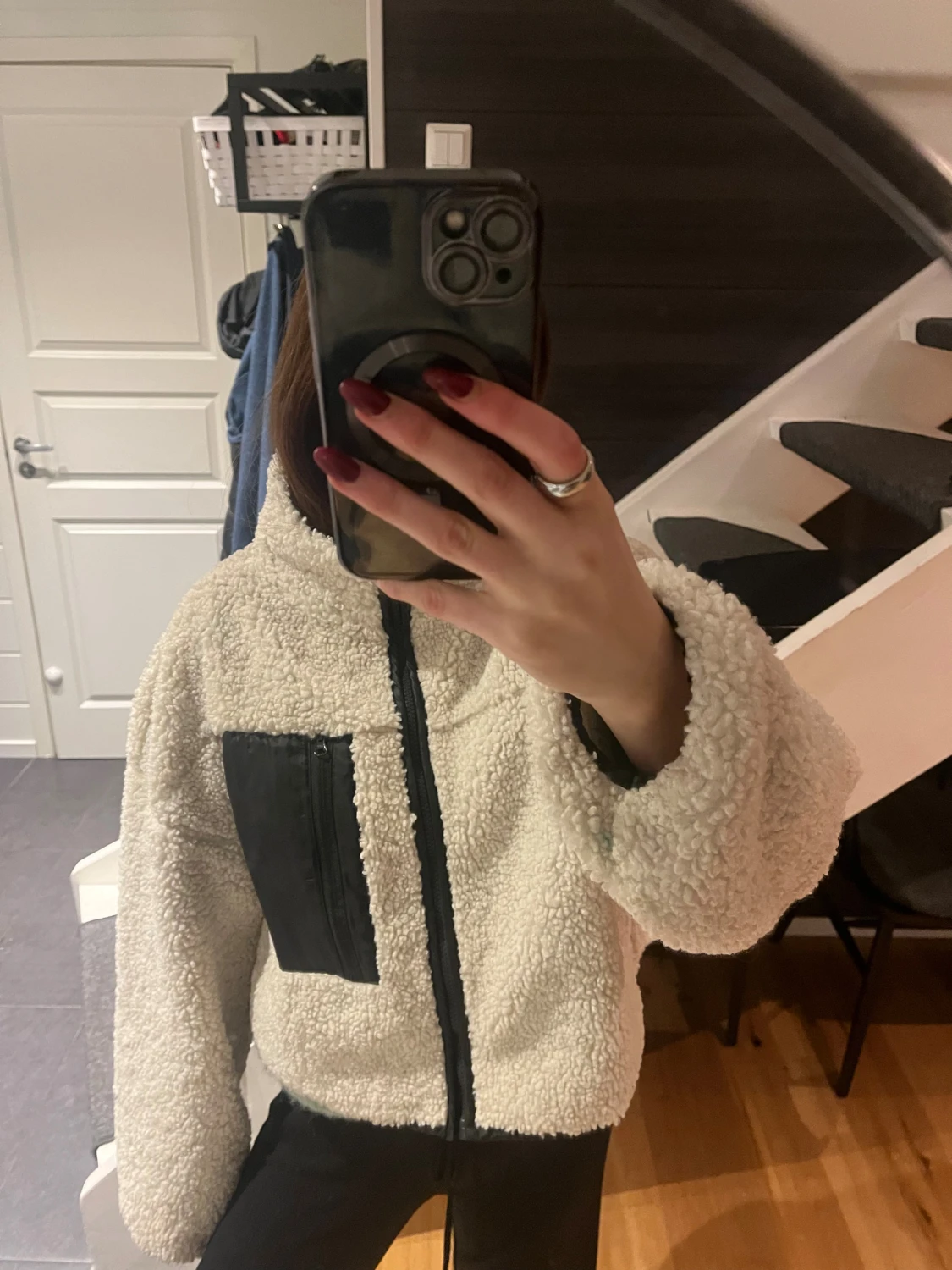 Vit teddyjacka med svart ficka - 1