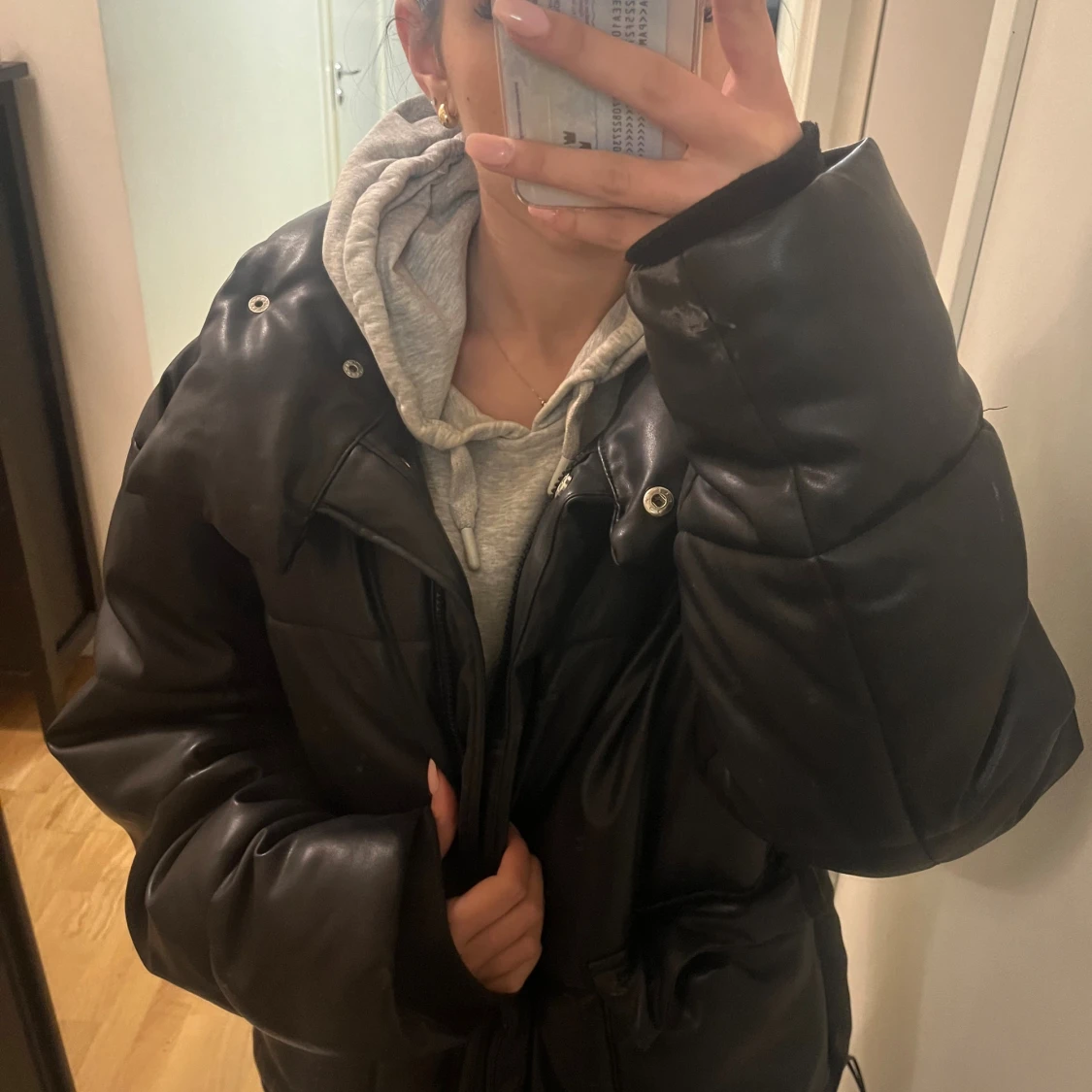 Svart glansig vinterjacka  - 1