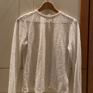 Vit spetsblus med lång ärm - Säljer en vit blus med lång ärm i genombruten spets. Använt en gång💞