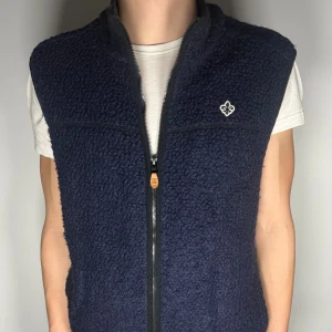 Morris fleece väst  - Säljer en extremt snygg och trendig Morris fleece väst i fint skick, storlek L, vid frågor är det bara att skriva //Gramenti