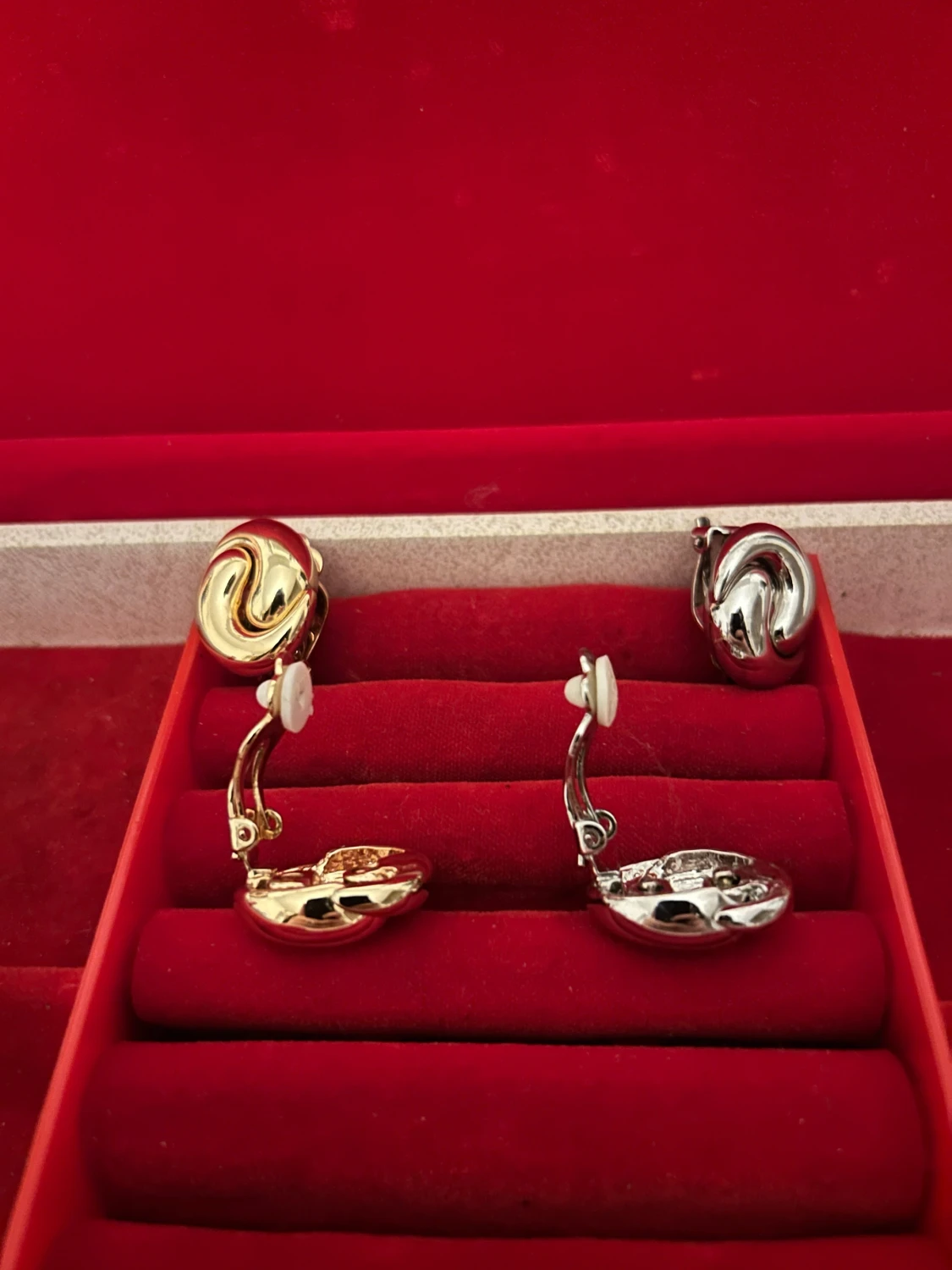 Två par swirlade clip-on örhängen