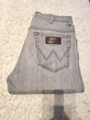 Wrangler limited edition jeans  - Ett oar klassiskt grå wrangler jeans från en limiterad kollektion! Säljer för att dom inte används längre men de är I väldigt bra skick och går att bara ta på sig och gå ut!🤗
