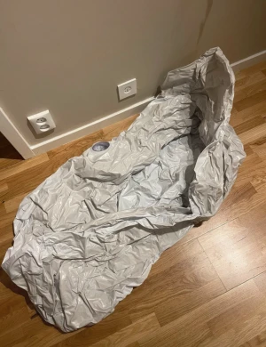 Uppblåsbart badkar - Uppblåsbart badkar, endast använt någon gång. Har det röda märket är avfärgat från pumpen som den legat packad med, men inget som stör funktionen!🙌🏼