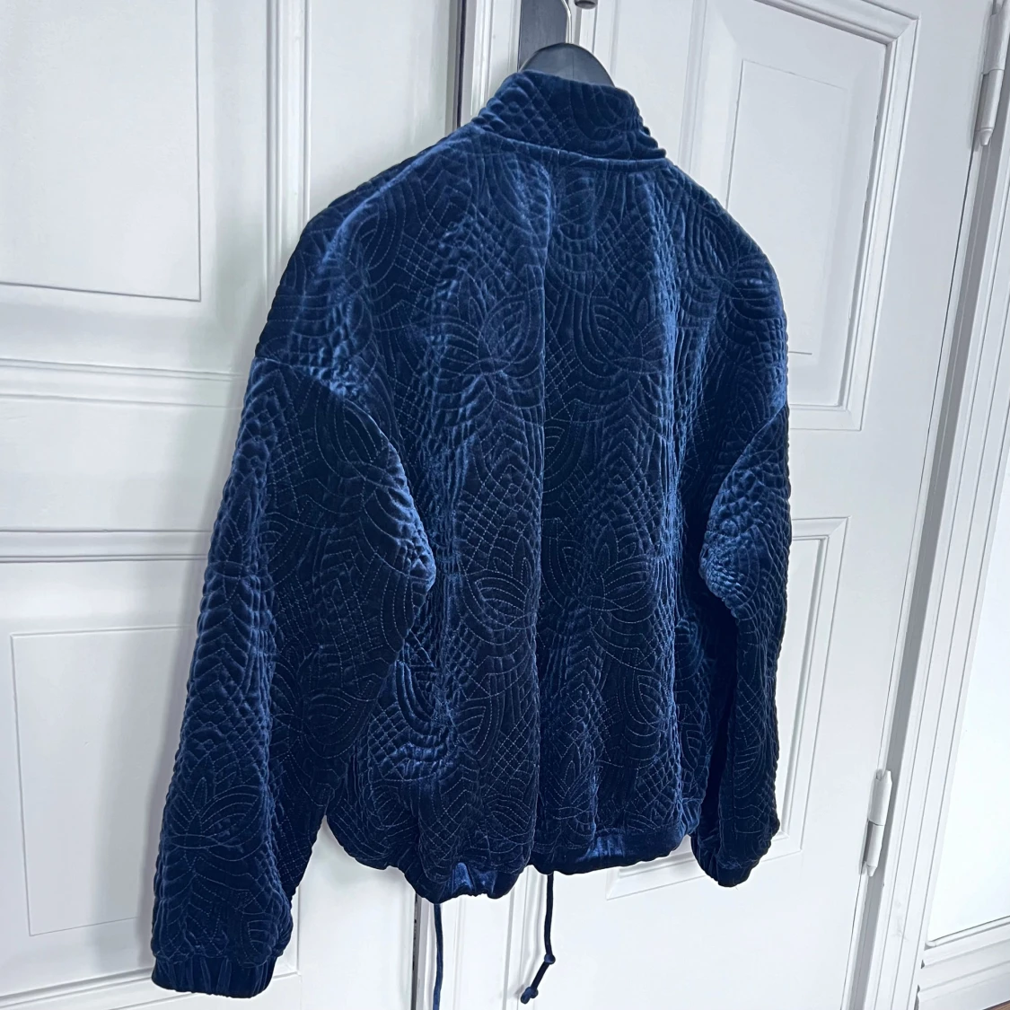 Mörkblå quiltad sammetsjacka  - 3