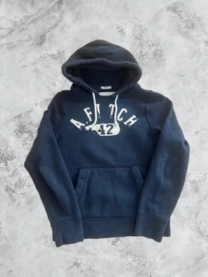 Abercrombie and fitch hoodie - Riktigt snygg hoodie med fabrik gjorda slitningar! Storlek L men sitter som en M. Skriv om ni vill se hur den ser ut på! 😊