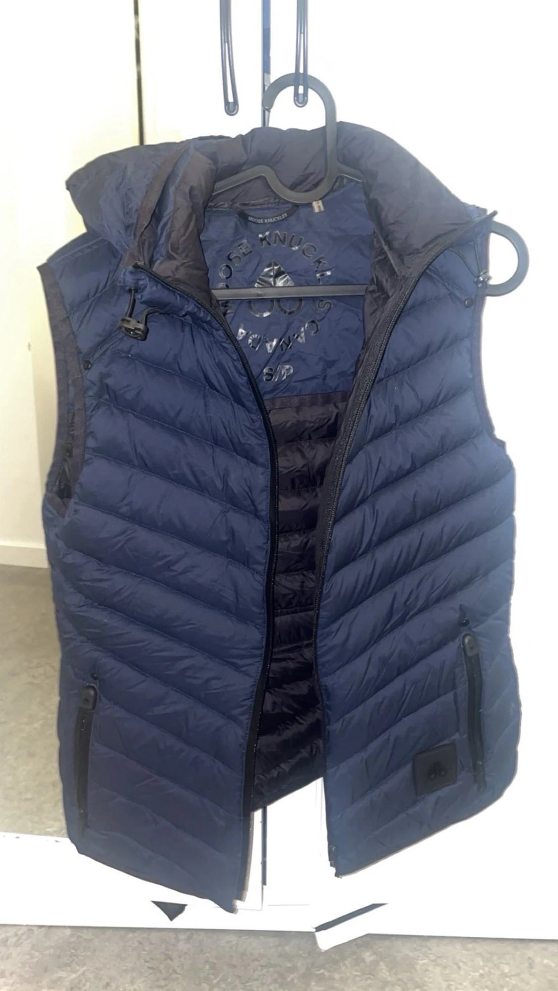 Blå dunväst från Moose Knuckles