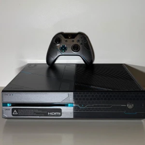 Xbox One 1TB - Halo Limited Edition - Xbox One 1TB Halo Edition, i toppskick  Säljer min Halo Edition Xbox One med 1TB lagring, i toppskick. Den här konsolen är perfekt för spelare som vill ha en unik konsol. Konsolen har unika Halo ljud när man startar och stänger av   Detta ingår: • 1 originalkontroll • 3 spel för direkt spelglädje • Alla kablar (HDMI, ström m.m.) • Originalbox – komplett samlarvärde  Avhämtning i Växjö annars frakt. Fraktar spårbart och fraktkostnaden ingår inte i priset. 