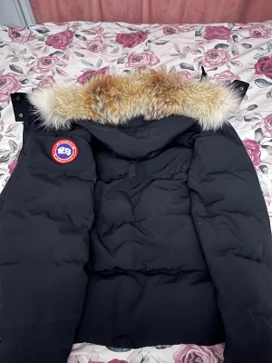 Canada Goose jacka  - Jag köpte från en tjej här på vinted och jackan i storlek M är stor och lång på mig som är 156 cm, dessutom så är det små hål bak på jackan som syns knappt men vill gärna byta ut storlek. Köpte jackan för 2000.