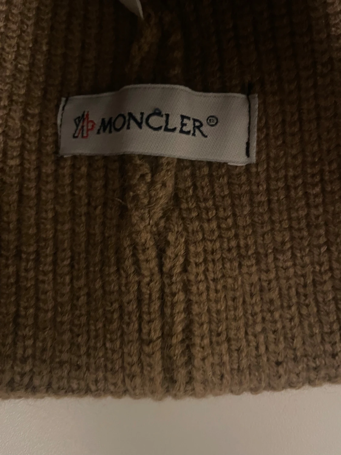Beige stickad mössa från Moncler - 2