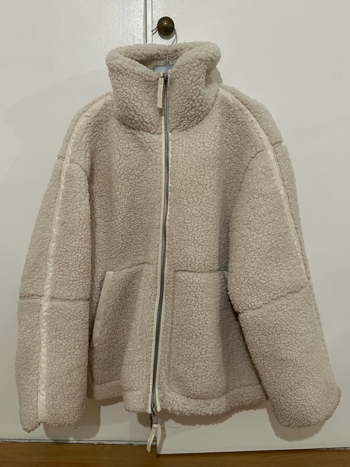 Beige teddyjacka med dragkedja från HM 