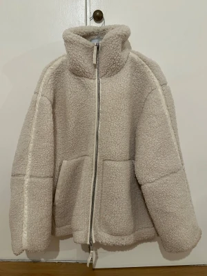 Beige teddyjacka med dragkedja från HM  - Mysig beige teddyjacka från HM som är använd 2 gånger 
