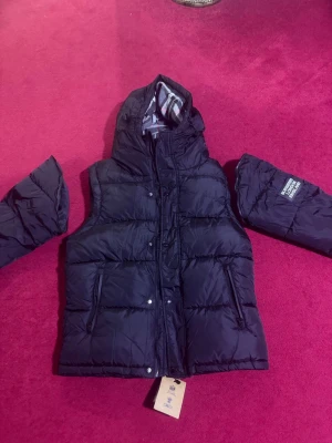 Svart Burberry jacka - Svart jätte snygg burberry jacka med avtagbara armar. Helt ny med prislapp på säljer pågrund av fel storlek! Perfekt nu till vintern 